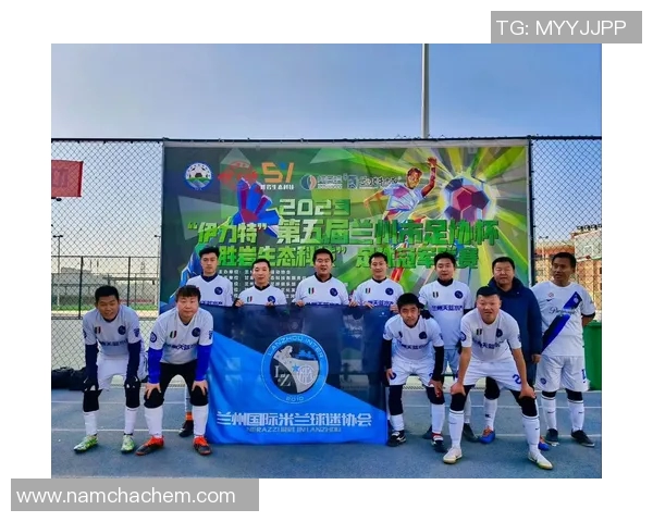 足球明星与著名球队合影留念展现荣耀与团结的瞬间 足球明星与著名球队合影留念展现荣耀与团结的瞬间