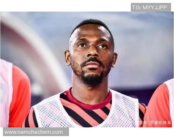 足球明星佩戴耐克帽子展现个性风采引发球迷热议