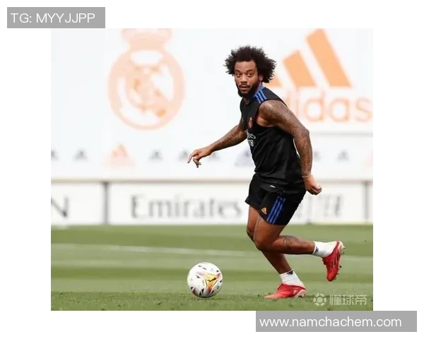 足球明星因腿部剧烈疼痛面临伤病困扰影响比赛状态与职业生涯发展