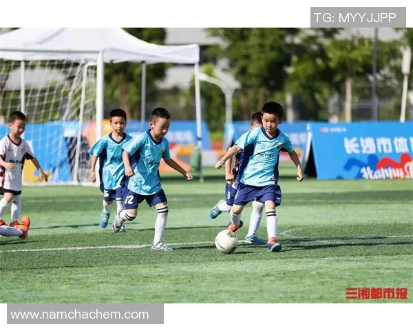 足球明星的孩子展现天赋投球技艺引发热议与关注