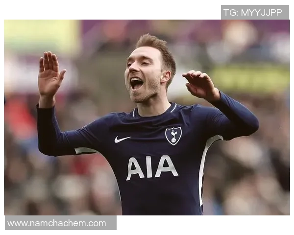 头戴头盔的足球明星们在赛场上的精彩瞬间与传奇故事